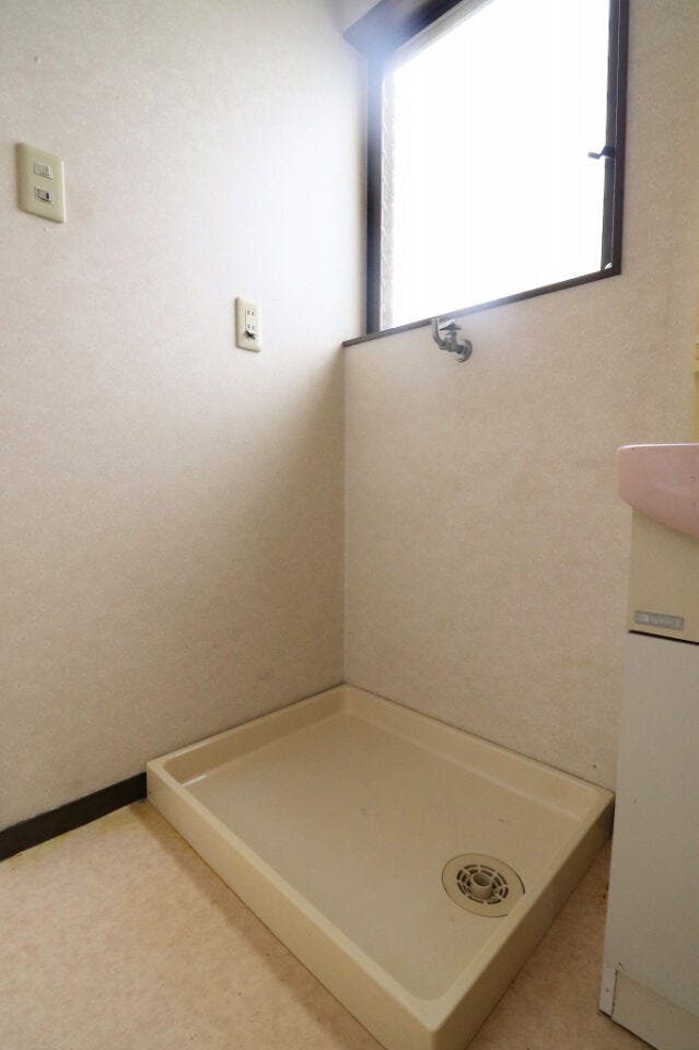 【washingmachine storage】
室内洗濯機置場です。
窓があり明るいのも嬉しいポイントです。