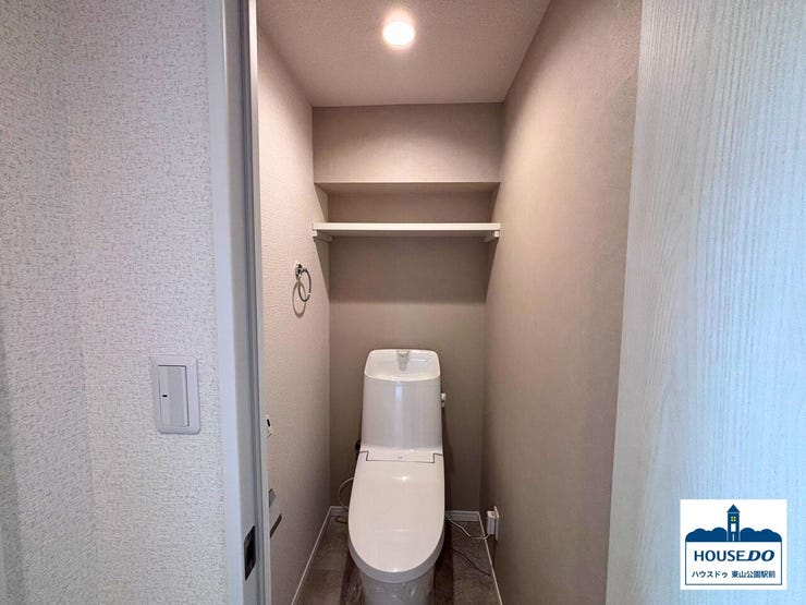 トイレットペーパーや小物が置ける棚付きトイレ。
最新の温水洗浄機能で、いつでも清潔・快適です。