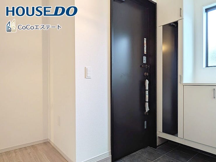 □■玄関■□
いつでもスッキリとした玄関でお出迎え♪
散らかりがちな玄関がスッキリ片付く収納力の高い玄関収納が備え付けられてます。