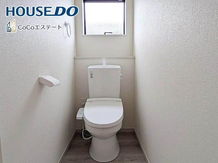 □■トイレ■□
温水洗浄便座付きトイレ♪
冬場や冷え込む時期にもお尻を温かく快適に保ちます。
また、汚れにくく掃除しやすい設備です。