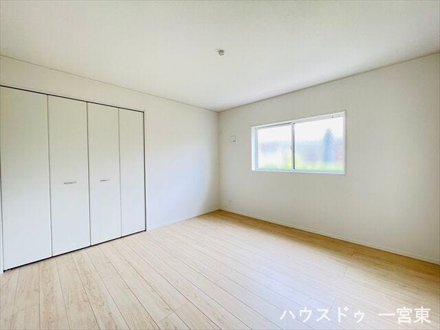【8帖】一番広いお部屋になっています。クローゼットも大きいので、主寝室の利用に適しています。