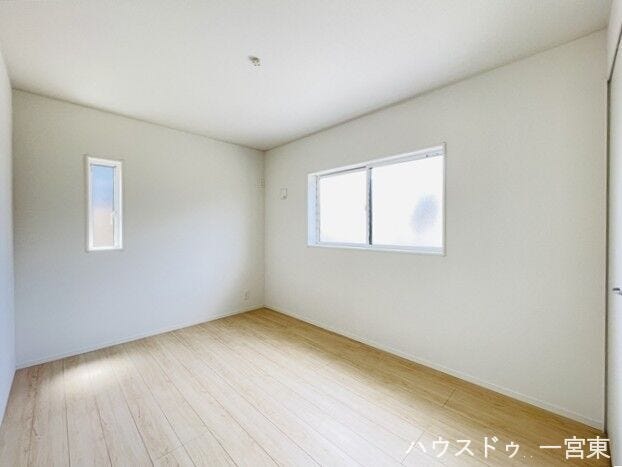 【6.5帖南】朝日がやさしく差し込むお部屋なので気持ちの良い朝を迎えられそうですね。