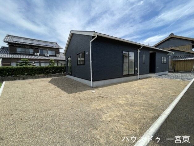 草花や家庭菜園を楽しめる、ガーデニングにぴったりなお庭です。休日に土いじりを楽しむ時間も増えそうですね。