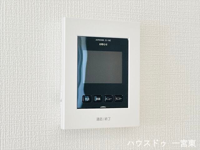 【モニター付きインターホン】訪問者の顔が見えて安心ですね。玄関先まで行かなくても、こちらで対応できます。