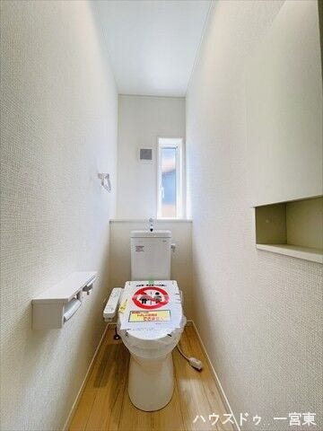 収納棚付きのトイレです。トイレットペーパーのストックも置いておけますね。