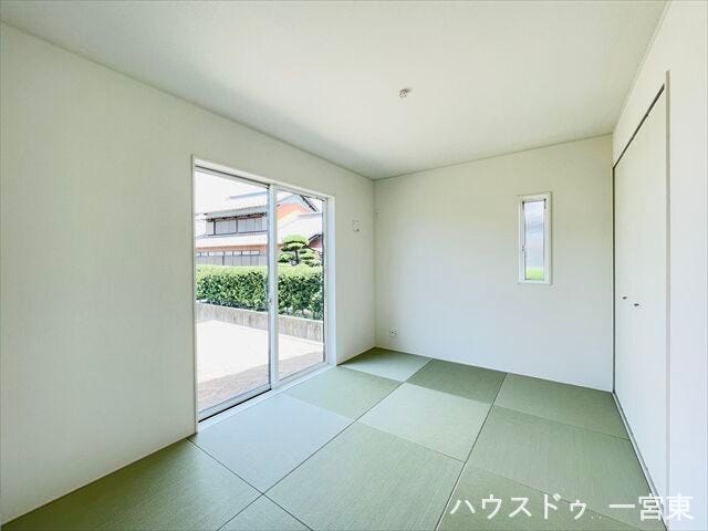 【6帖】リビング横の和室は、くつろぎの空間として最適。子どもの遊び場やちょっとした休憩スペースにも便利です。