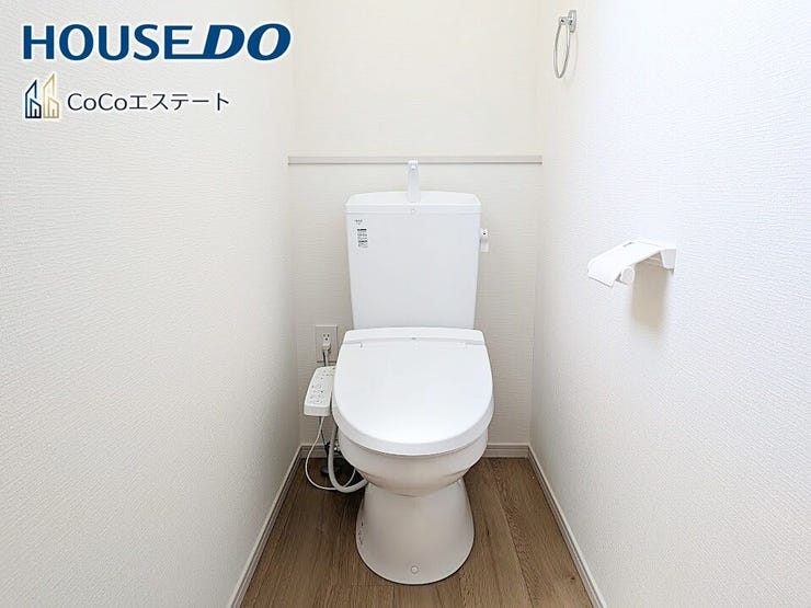 □■トイレ■□
温水洗浄便座付きトイレ♪
冬場や冷え込む時期にもお尻を温かく快適に保ちます。
また、汚れにくく掃除しやすい設備です。