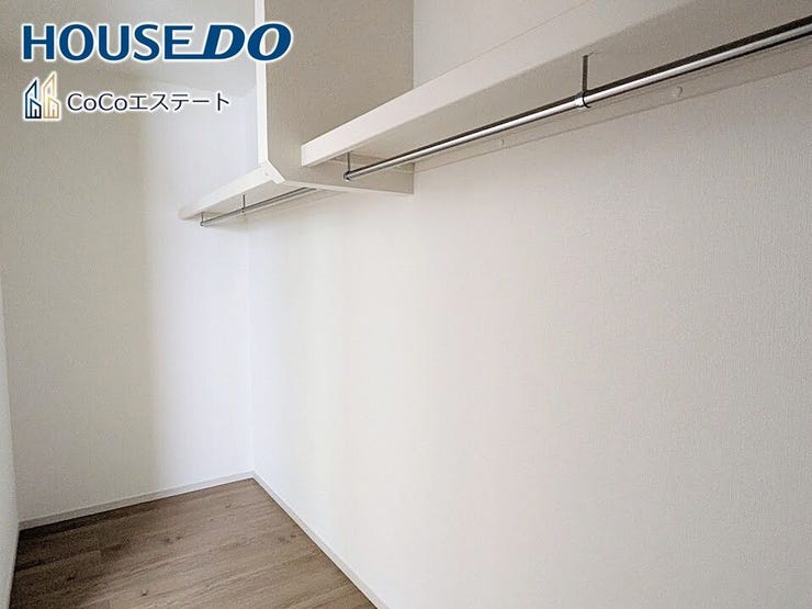□■収納■□
ウォークインクローゼット♪
普段使いのお洋服や小物はもちろん、シーズンオフのものまでしっかり収納できる頼もしいスペースです。