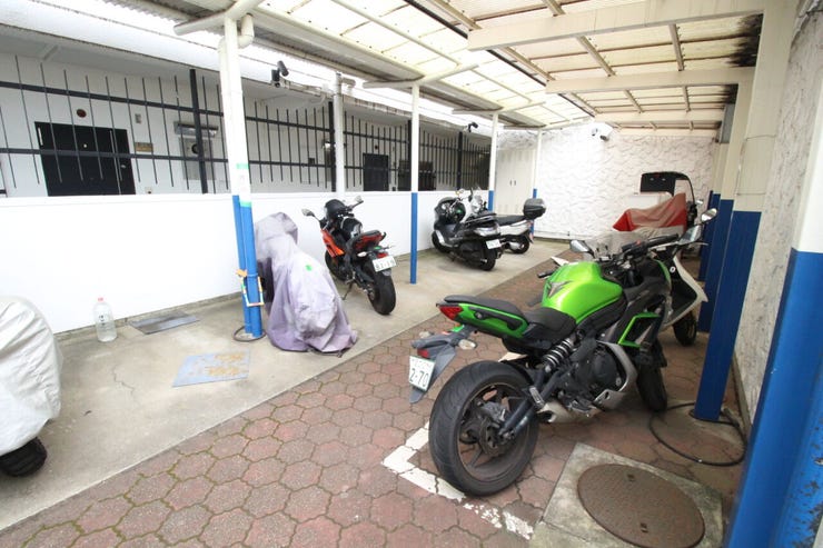 【バイク置場】広さがしっかり確保されているので大型バイクも安心です。
