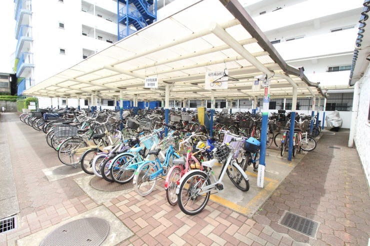 【駐輪場】広さがしっかり確保された、敷地内駐輪場。屋根付きで雨や風から守ってくれます。