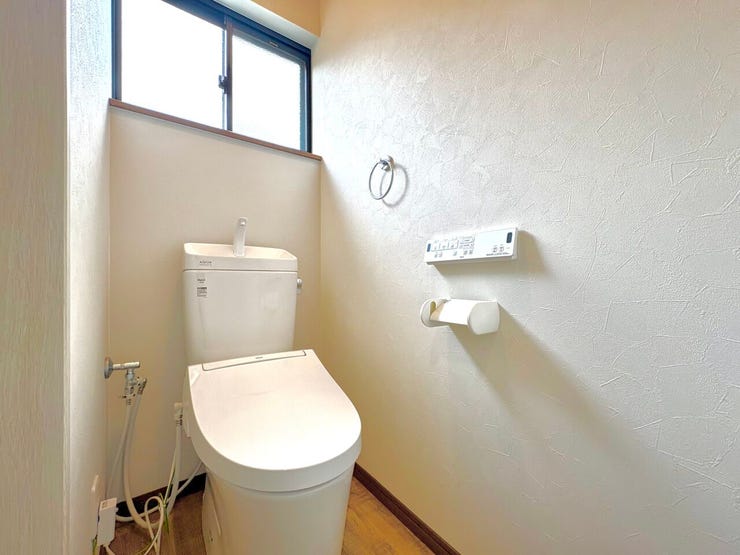 トイレ:温水洗浄便座付きのトイレです。窓があるため、自然換気が可能です。