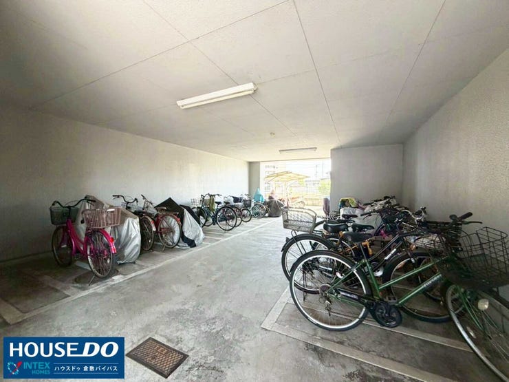 【雨の日も安心の屋根付き駐輪場!】
大切な自転車を雨風からしっかり守ってくれる屋根付きの駐輪スペース。通学・通勤用からお子様の自転車まで、綺麗に保管できるのが嬉しいですね!