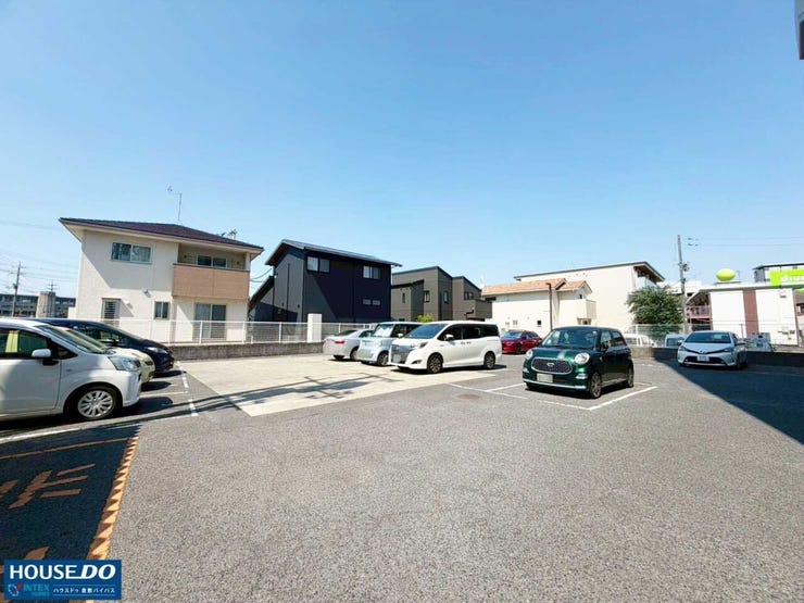 【出し入れスムーズな広々平面駐車場!】
敷地内には平面屋外駐車場を完備!機械式のような待ち時間がなく、お出かけや日々のお買い物、お子様の送り迎え時もサッとスムーズに車を出し入れできるのが魅力です◎
