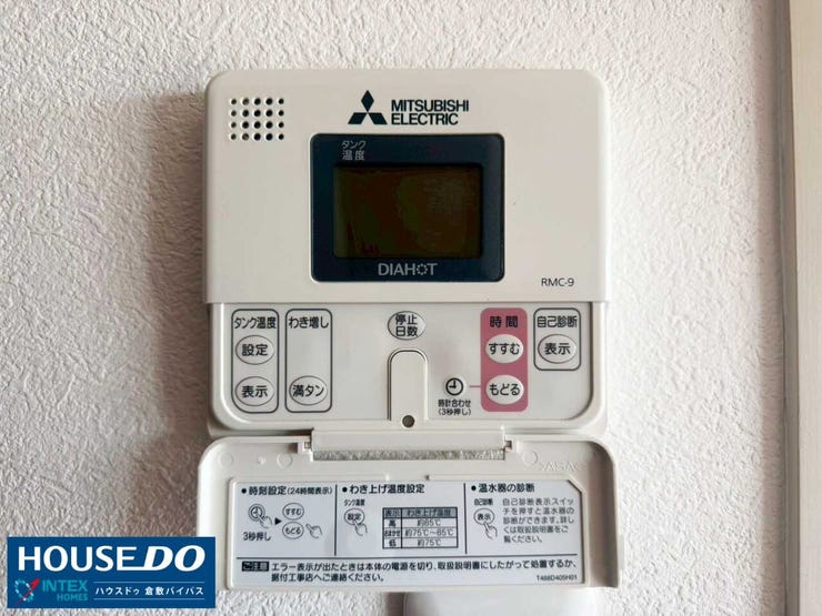 【操作しやすい給湯リモコン】
いつでもワンタッチでお湯が沸かせる便利な給湯リモコン!お仕事や育児で忙しい毎日でも、ボタン一つでサッとお風呂の準備ができるのは、ファミリーに嬉しいポイントですね♪
