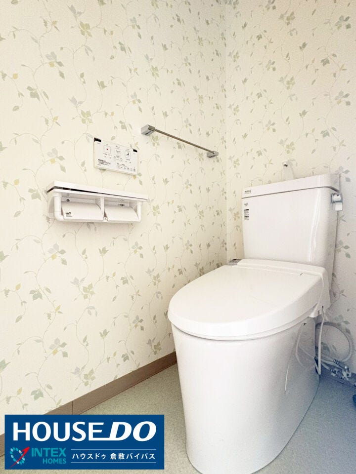 【落ち着くリーフ柄のトイレ】
優しい色合いのリーフ柄クロスが、トイレを癒しの空間に演出。温水洗浄便座付きで、毎日快適に。2連のペーパーホルダーは、家族が多いご家庭でも慌てずに済む嬉しい仕様です!