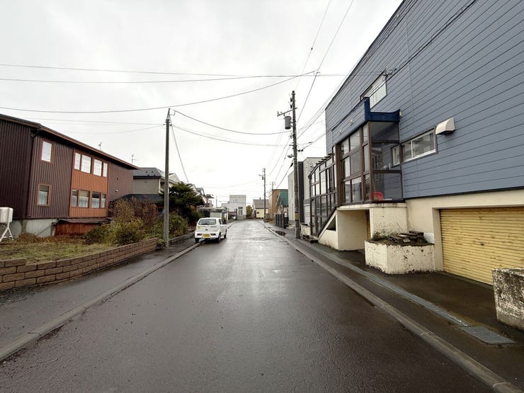 ■前面道路■
ゆとりある前面道路8.0mで車の出し入れやワンBOX同士のすれ違いもストレスフリー。向かいの建物と距離があるため開放感もばっちりです。朝の爽やかな光が差し込む心地よい住環境です!