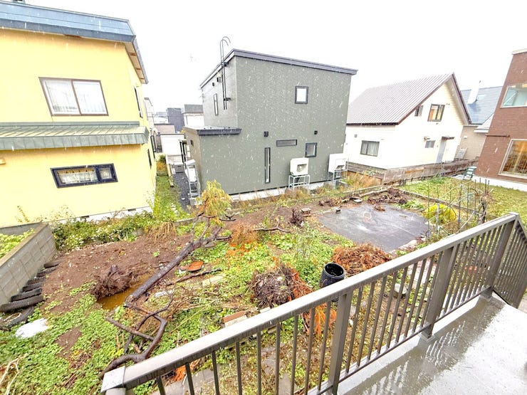 ■庭■
住宅裏のスペースは、これまでお庭として大切に利用されていました。実際の広さや日当たりを現地で気兼ねなくご確認いただけます。今後は更地としてのお引き渡しとなり、自由な活用が可能な空間です。