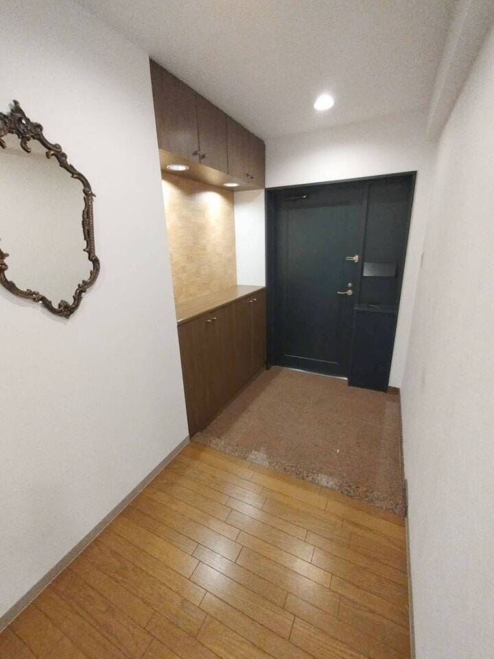 《玄関》
みなさまをお迎えする玄関。シンプルな内装で落ち着いた印象です。収納もしっかりと確保!