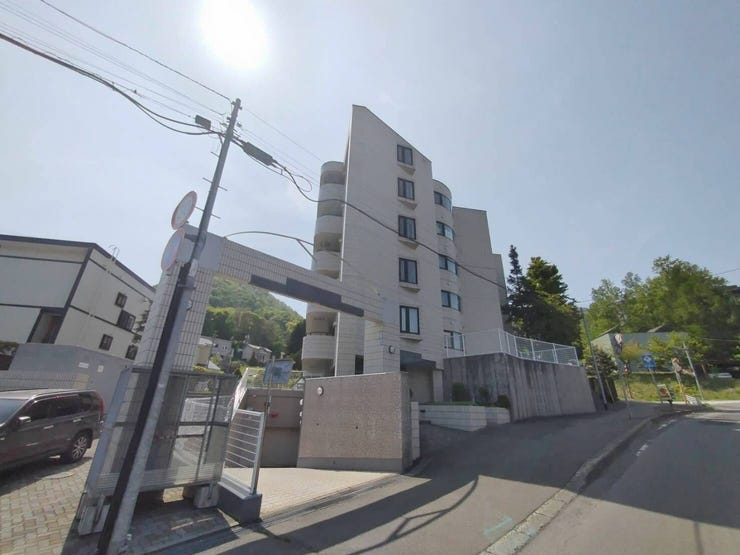 【外観】
《外観写真》
小・中学校が近く子育てファミリーにもおすすめの立地。
緑豊かなで落ち着いた雰囲気。