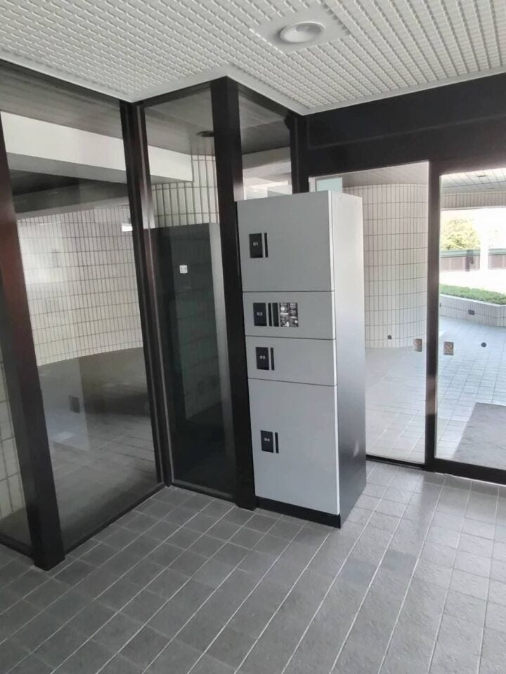 《宅配ボックス》
不在時も荷物の受け取りができ便利です。
