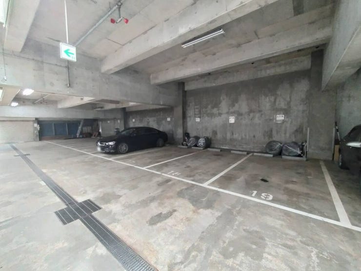 《地下駐車場》
雨や雪から大切なお車をも守ってくれます。