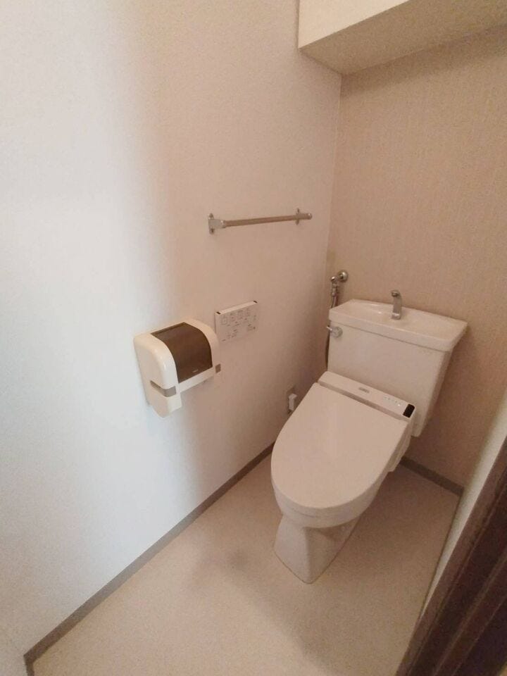 《トイレ》
ウォシュレット付きトイレです。
上部収納あり!ストック品や掃除用品の収納に♪