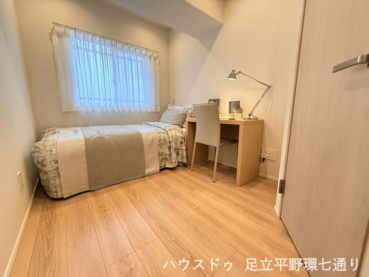 明るい洋室は、寝室やワークスペースとして使いやすい空間です。
