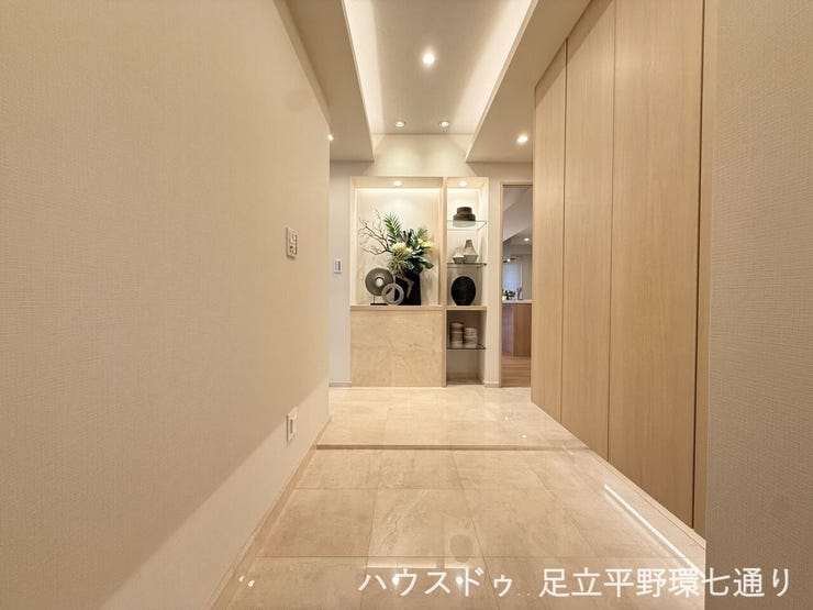 明るい玄関ホールは高級感があり、来客時の第一印象も良好です。