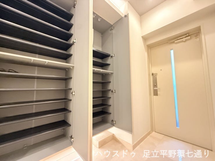 玄関横の大容量シューズボックスで、靴や小物をすっきり収納できます。