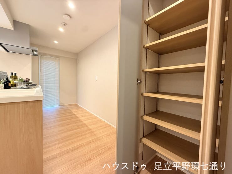 キッチン横の可動棚収納は、食品ストックや日用品をすっきり整理でき、家事動線もスムーズです。