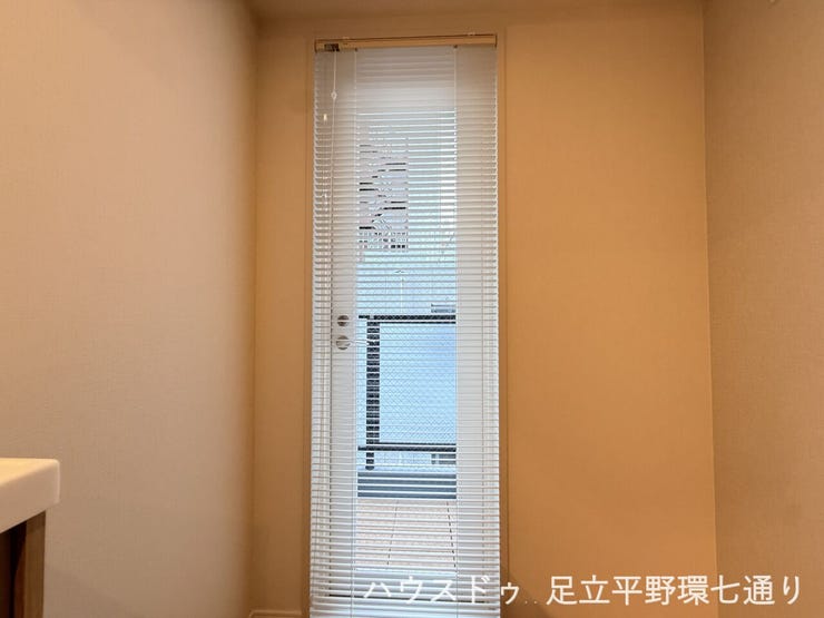 縦長の開口部からやわらかな光を取り込み、室内に明るさと風通しをもたらしてくれます。