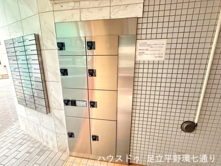 宅配ボックス付きで、不在時でも荷物の受け取りが可能。忙しい毎日にうれしい設備です。
