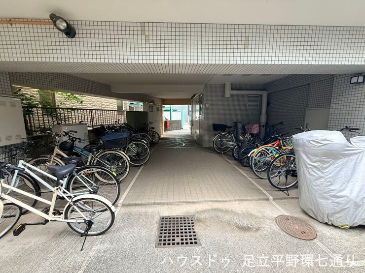屋根付きの駐輪場があり、大切な自転車を雨風から守れます。日々の通勤・通学にも便利です。