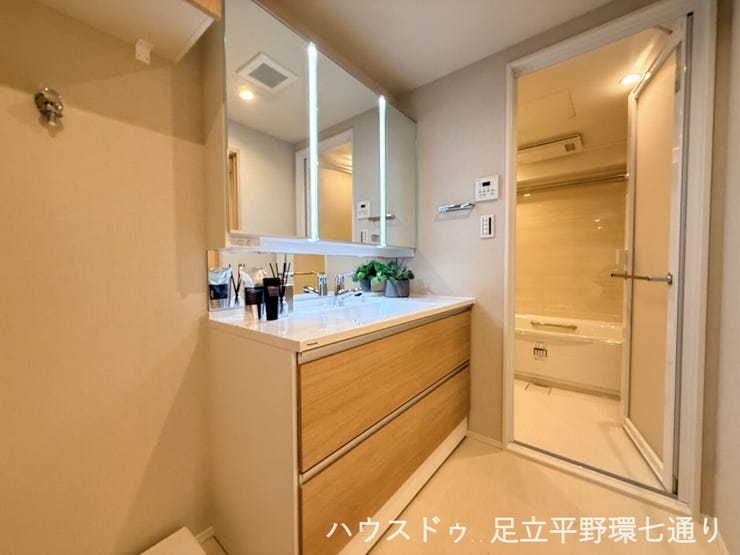 清潔感のある洗面室は、収納付き洗面台で身支度も快適です。