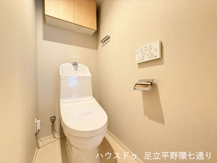 温水洗浄便座付きトイレは、吊戸棚もあり備品収納に便利です。