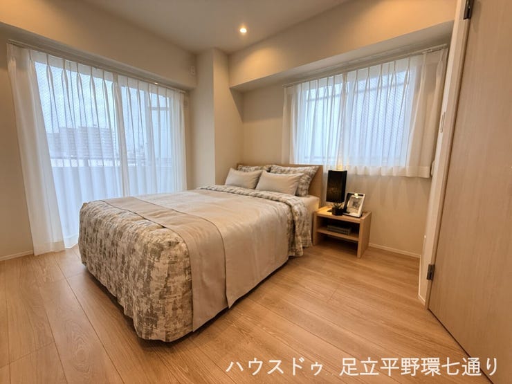 二面採光の主寝室は開放感があり、心地よい朝を迎えられます。