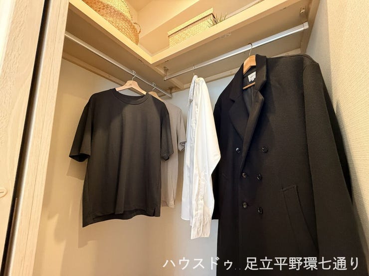ウォークインクローゼット付きで、衣類や季節物もまとめて収納できます。