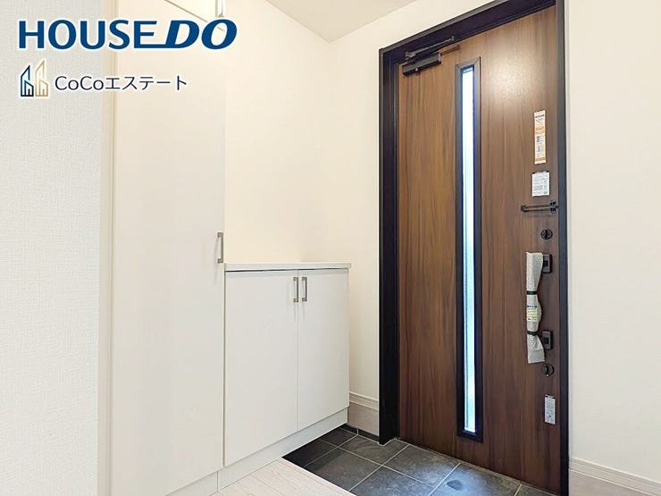 □■玄関■□
いつでもスッキリとした玄関でお出迎え♪
散らかりがちな玄関がスッキリ片付く収納力の高い玄関収納が備え付けられてます。