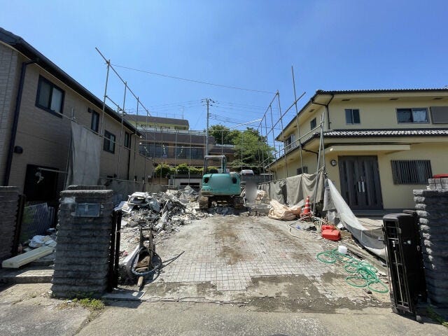 【外観】
現在解体中ですが更地での引渡しになります。建築条件が無い土地ですのでお好きなハウスメーカーで建築可能です!
