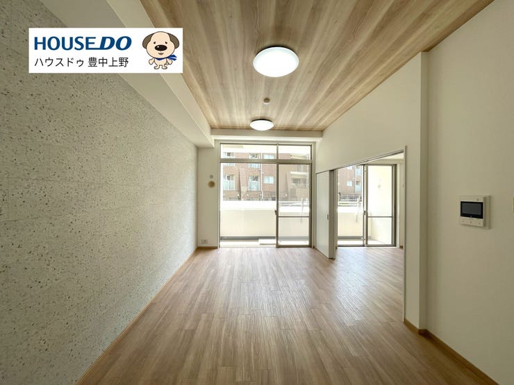 【外観】
天井が高く、自然光がたっぷり入る開放的なリビング。隣接する洋室と一体利用でき、家族構成やライフスタイルに合わせて広々と使える伸びやかな空間です。