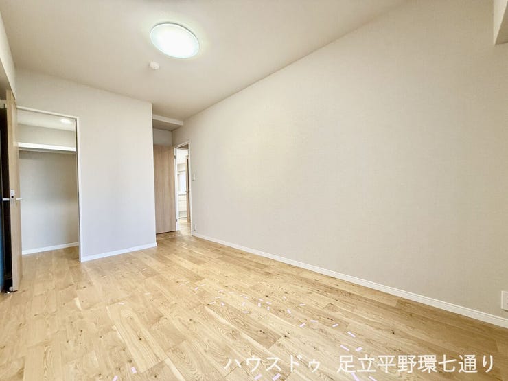 ゆとりある広さを確保した洋室。家具の配置がしやすく、主寝室にもおすすめです。