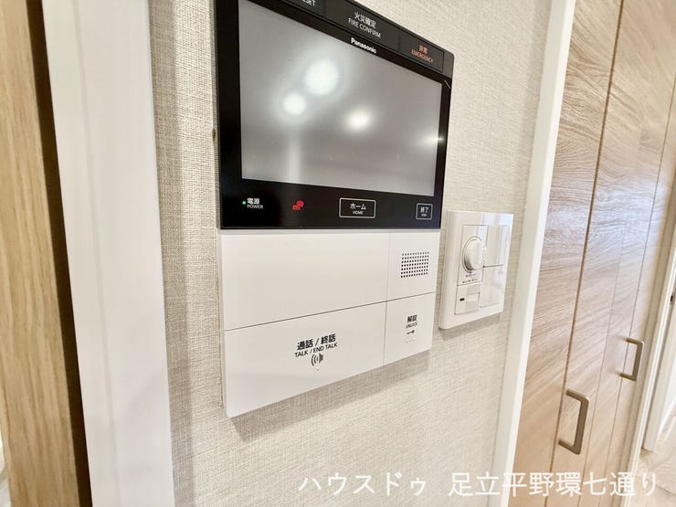 来訪者を映像で確認できるモニター付インターホン。防犯面にも配慮された設備です。