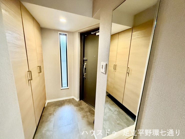 大型シューズボックスと姿見付きで収納力も充実。すっきりとした玄関空間を保てます。