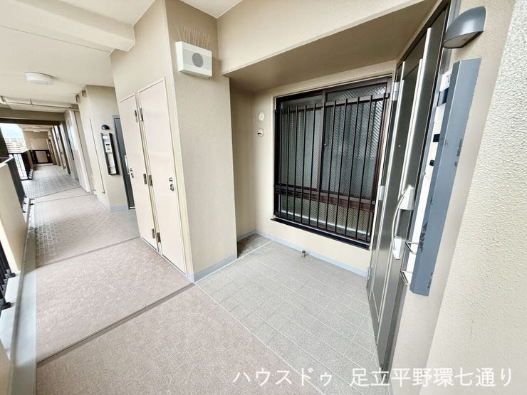玄関前にゆとりを確保したアルコーブ付き。プライバシーに配慮された独立感のある住戸です。