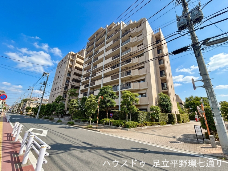 堂々とした存在感のある大規模マンション。整備された共用部と重厚感あるエントランスが、上質な暮らしを演出します。