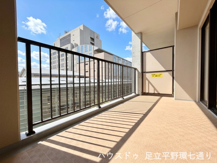 ゆとりあるワイドバルコニーを採用。開放感のある眺望を楽しみながら、洗濯物や布団もゆったり干せます。