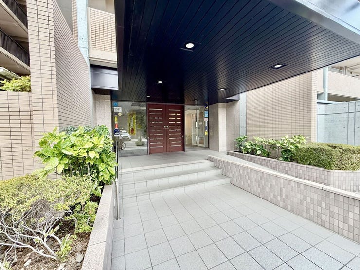 植栽が彩る上質感のあるエントランス。住まう方や来訪者を心地よく迎えます。