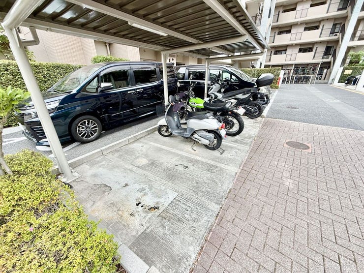 屋根付きバイク置場を完備。大切なバイクを雨風から守りながら保管できます。