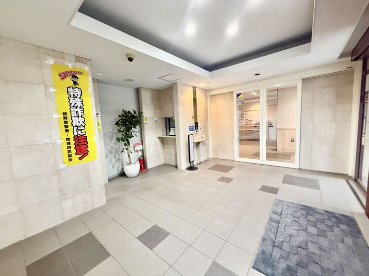 防犯カメラや管理体制に配慮された共用部。安心感のある住環境が魅力です。