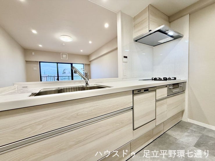 開放感のある対面キッチンを採用。食洗機付きで家事負担を軽減し、リビングを見渡しながら料理ができる使い勝手の良い空間です。